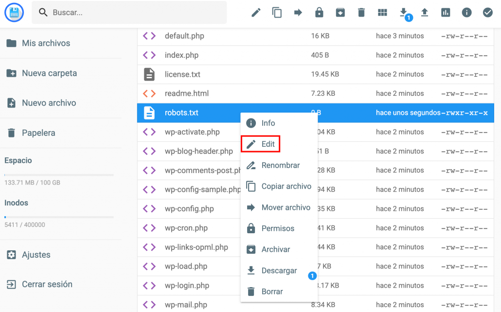 El contenido de la carpeta public_html en el gestor de archivos Hostinger. El botón Editar para el archivo robots.txt está resaltado